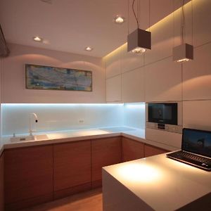 Studio Lit King-Size