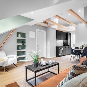 Unique And Modern Top Floor - Super Central