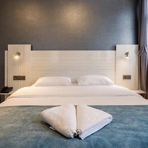 Studio Lit King-Size