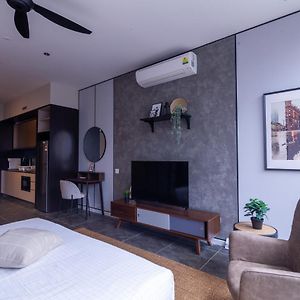 Studio Lit King-Size