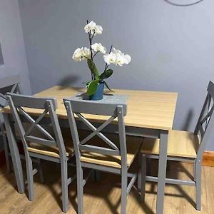 Lovely 1 Bed Studio Apartment With Free Parking