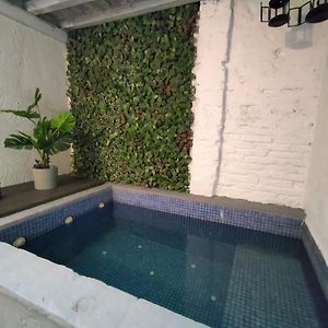 Pequeno Alojamiento Con Mini Piscina - No Climatizada