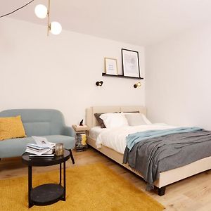 Bright & Relaxing Stay Studio