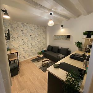 Studio Lit Queen-Size