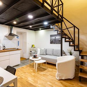 Modern Stylish Apartment @ Superb Central Location