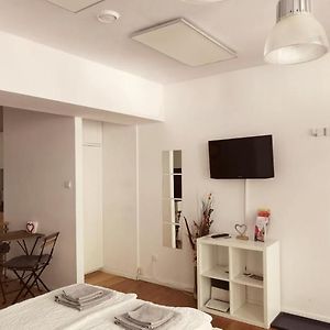 Studio Lit King-Size