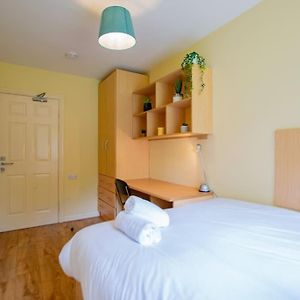 127 - Lovely 2 Bed Apartment With Parking