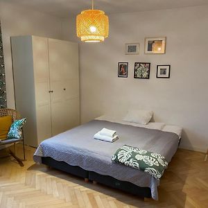Slow Life Apartment Next To Metro Station