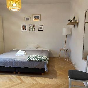 Slow Life Apartment Next To Metro Station