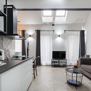 Studio Station With Gallery
