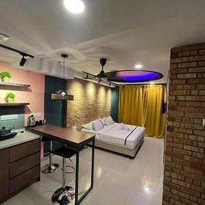 Studio Lit King-Size