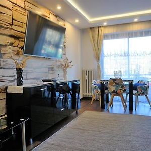 Charming Ac 2-Bedroom Apartment Antibes City Center Family, Couples Friendly