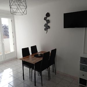Appart 2/4 Pers Proche Centre Avec Balcon, Parking