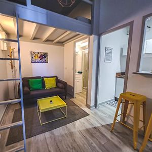 Studio Lit King-Size
