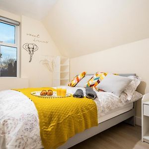 Deluxe 2-Bedroom Flat With Free Parking