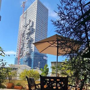 The Bloom Veranda - Elegant City Center Retreat