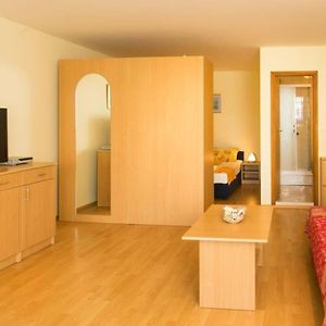 Ce studio est situé au rez-de-chaussée