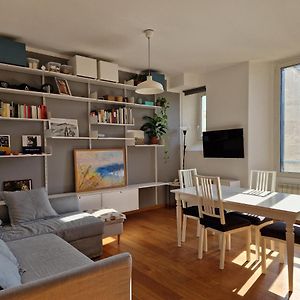 Modern Bright And Central Apartment