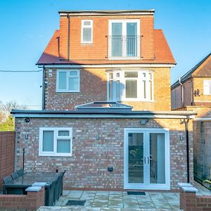 Newly Refurbished Modern 4 Bed Detached House !