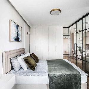 Apartment Premium With Parking, Air Condition And Balcony