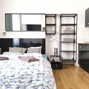 Studio Lit King-Size