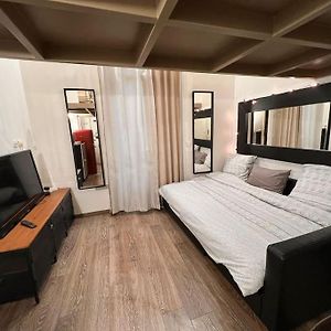 Studio Lit King-Size