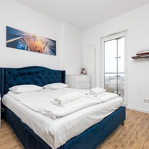 Studio Lit King-Size