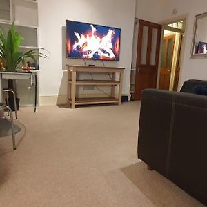 Walk To London Bridge En Suite Apartment With Kitchen