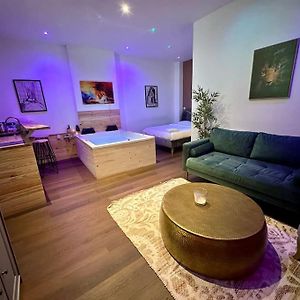 Colline, La Suite Cinema Spa Privee