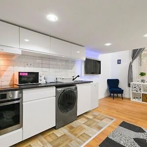 Lovely Studio Flat In Damjanich Street - Leonard