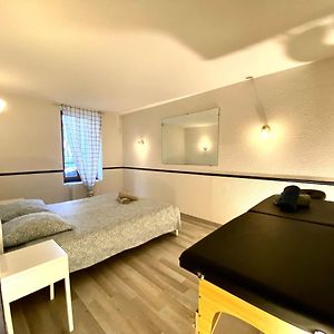 Patio, Jacuzzi Privé, Table de Massage, Climatisé, Le Cocon de Pedro