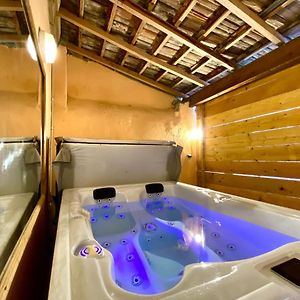 Patio, Jacuzzi Privé, Table de Massage, Climatisé, Le Cocon de Pedro