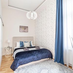 Luxury Quentin Apartment 2 BEDRM, 2 BATHRM