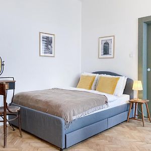 Turnkey I Vintage Terrace Apartment