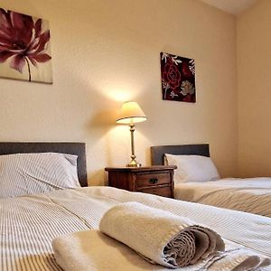 Tallis House, Sleeps 5, Near City Centre, Free Parking, Long Or Short Stays - By Nmb Property