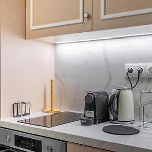 Lux 2 Bedroom Apt Next To Metro