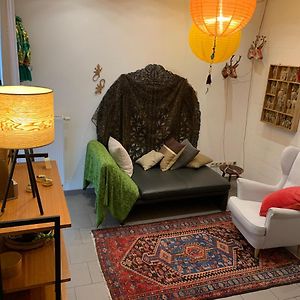 Studio Lit King-Size