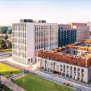 Luxury New Built Split-Level Flat With Rooftop Gardens Access