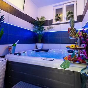 Apartment By The Way Hot Tub And Free Parking