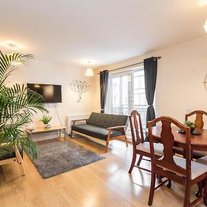 Elegant 2 Bedroom City Centre Apartment - Free Parking - Private Balcony