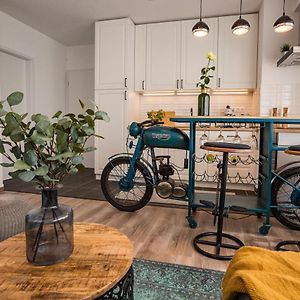 Stylish Oasis Central Apartment With Ac And Parking
