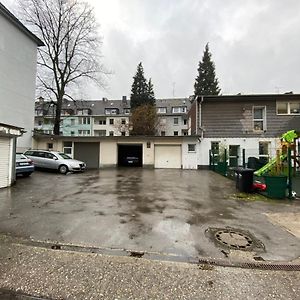 Riesen Bett, Strassenbahn Vor Der Tuer, Beste Lage, Nah Zur Messe, Keine Rechnungen