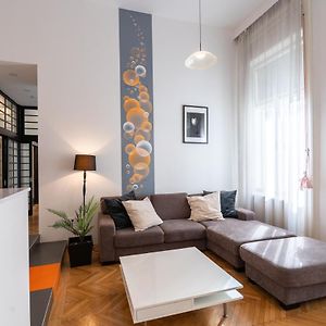 Bright Two-Bedroom Home By The New York Palace