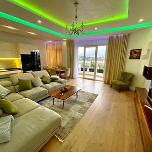 Queen'S Luxury Apartments Lake