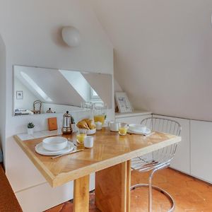 Studio Cocoon With View In The Heart Of Paris 09