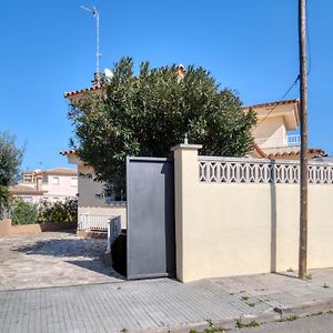Vela, Casa Con Piscina Privada A Pocos Metros De La Playa