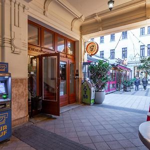 Explore Budapest From A Luxurious Cozy Apartment