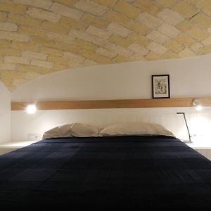 Studio Lit King-Size