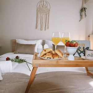 Cozy Apartment In The Heart Of Athens!
