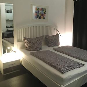 Studio Lit Queen-Size